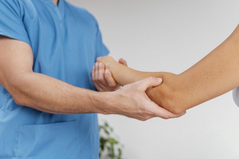 Cuándo Consultar por Dolor de Codo: 8 Señales de Alarma